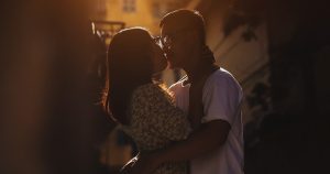 キスする男女