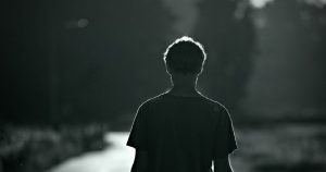 男の人の後ろ姿