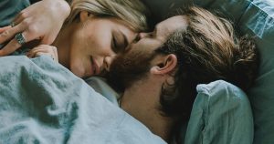 一緒に寝る男女